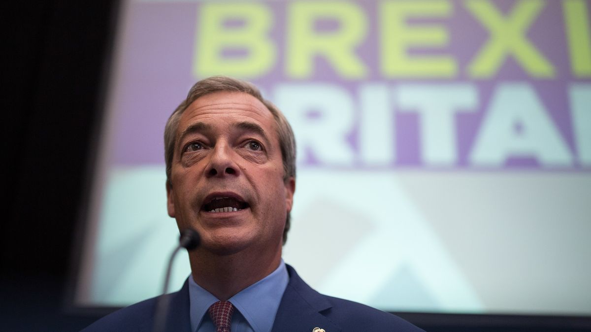 Farage opět táhne do boje. Místo EU je ale nepřítelem lockdown